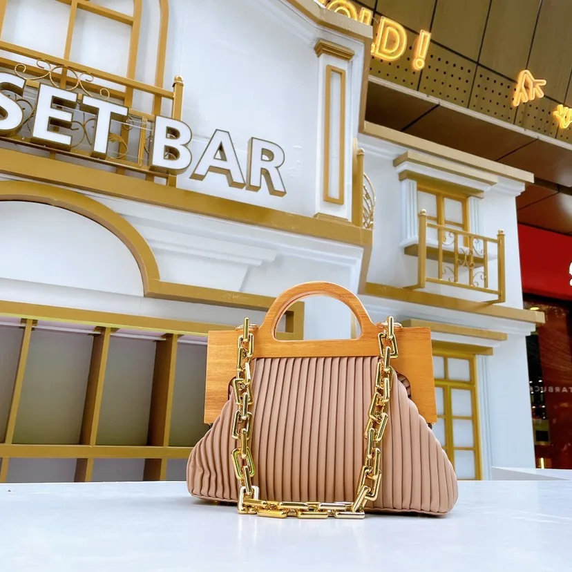 

Fashion Wooden Clip Shell Women Handbag Designer Thick Chain Shoulder Bag Luxury Pu Leather Crossbody Bag Lady Party Clutch 2021