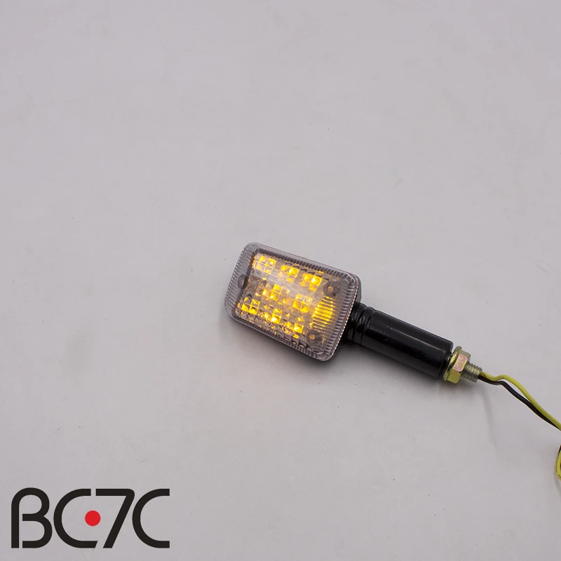 Универсальный квадратный поворотник для мотоцикла модифицированный желтый