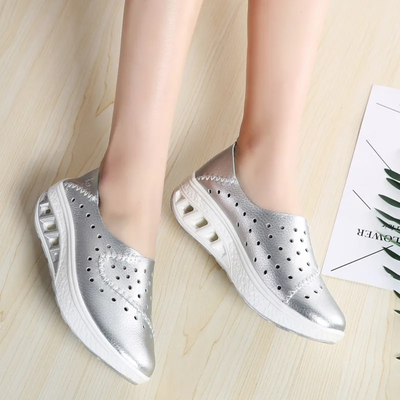 Кроссовки женские кожаные на танкетке дышащие с вырезами платформе модная обувь