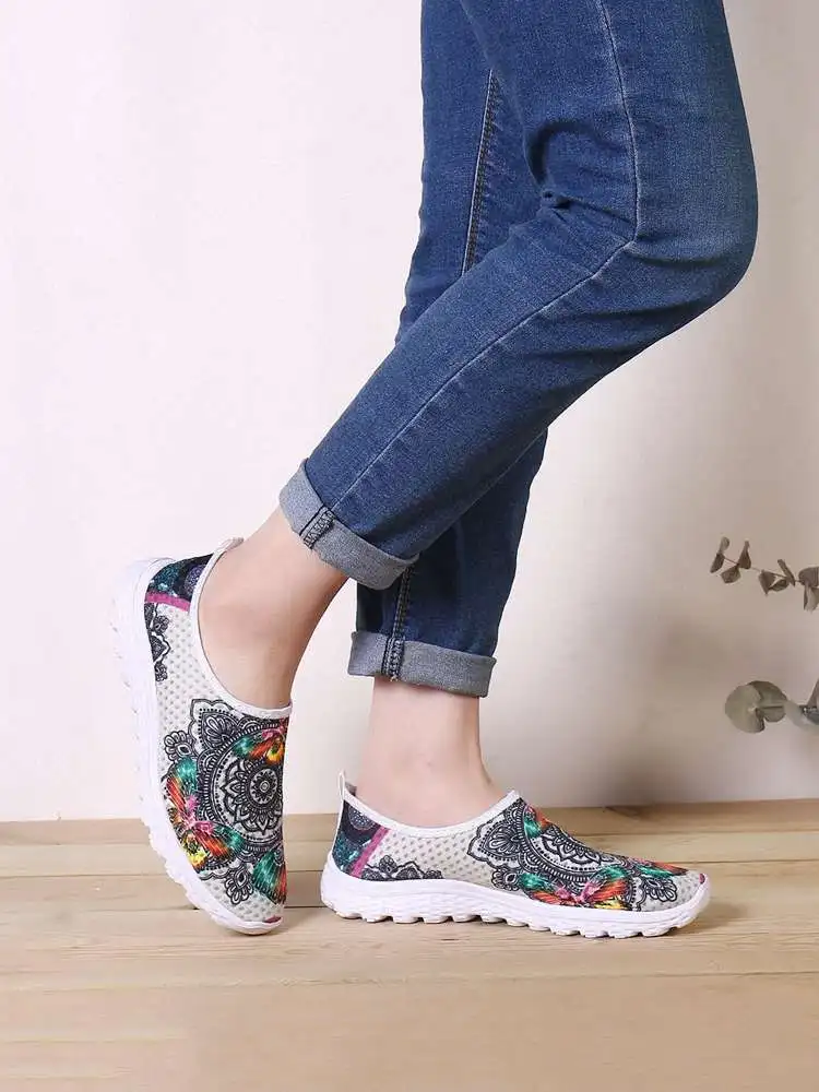 

SOCOFY Women Large Size Sneakers Sport Bohemian Printed Net Cloth Breathable Slip Resistant Comfy Slip On Walking Shoes Sneakers