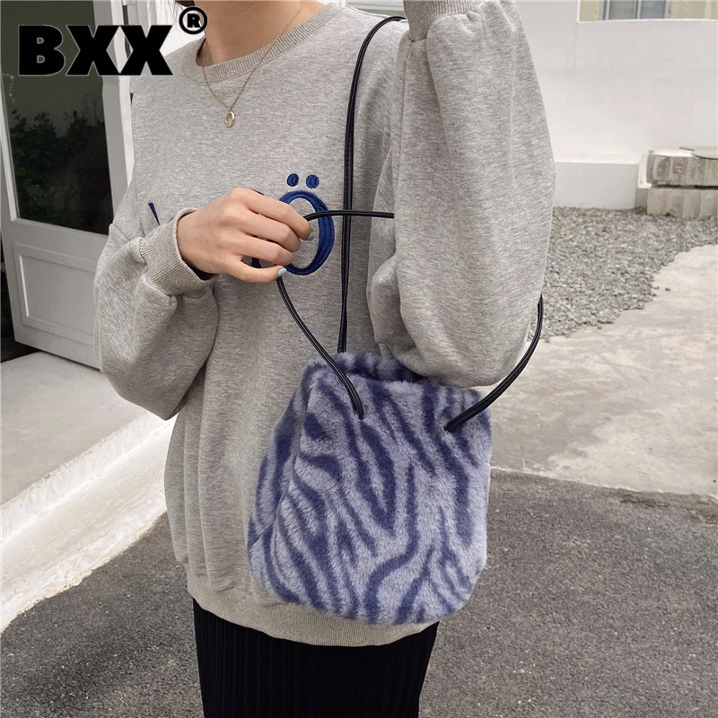 

[BXX] Woman New Small Zebra Pattern Plush Bag Bucket All-match Crossbody Shoulder Bag Fashion Tide Autumn Winter 2021 GF0252
