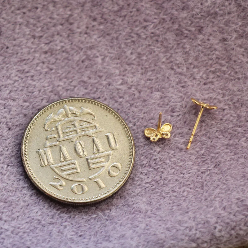 Однотонные золотые серьги-гвоздики с бабочками и кристаллами 9k миниатюрные