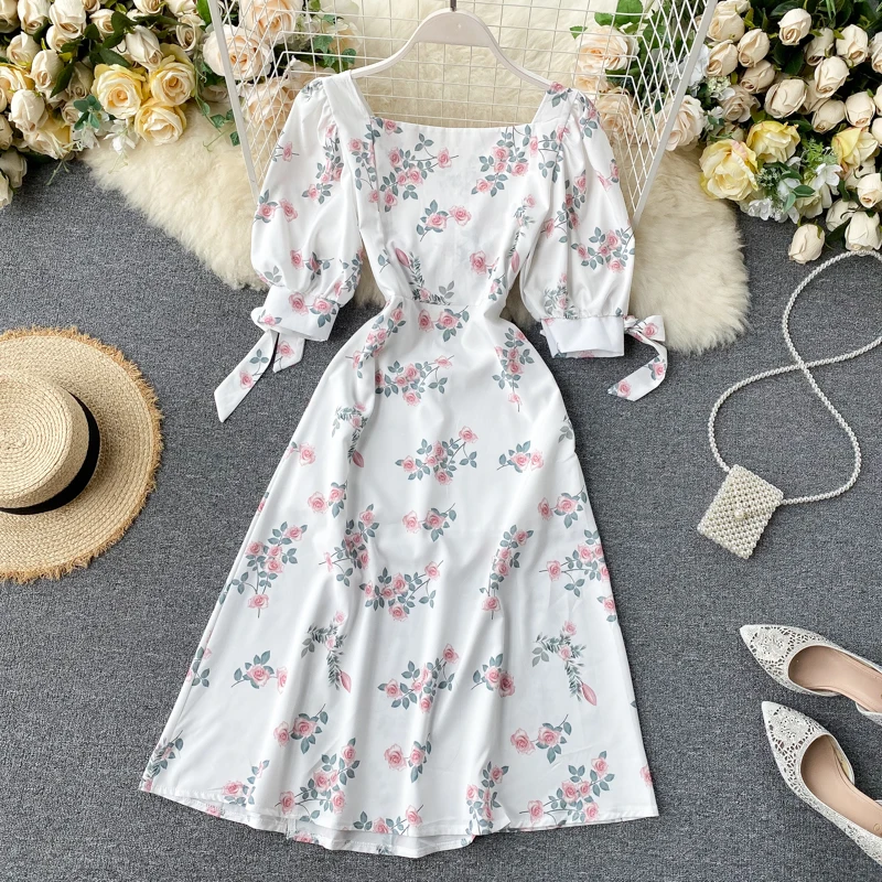 Элегантное стройнящее платье с коротким рукавом квадратным воротником и молнией