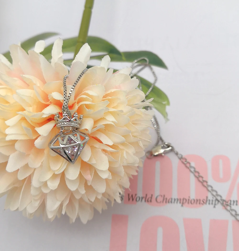 

Copper plated 18K Gold Luxury Blink Rhinestone Crown Stereo Rhombus Pendant fashion Crystal Necklace for women jewelry Gift