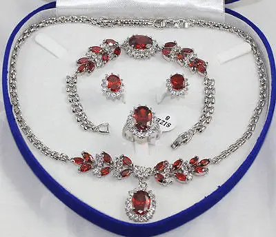 

Женский ювелирный комплект из колье и серёг, с красным кристаллом