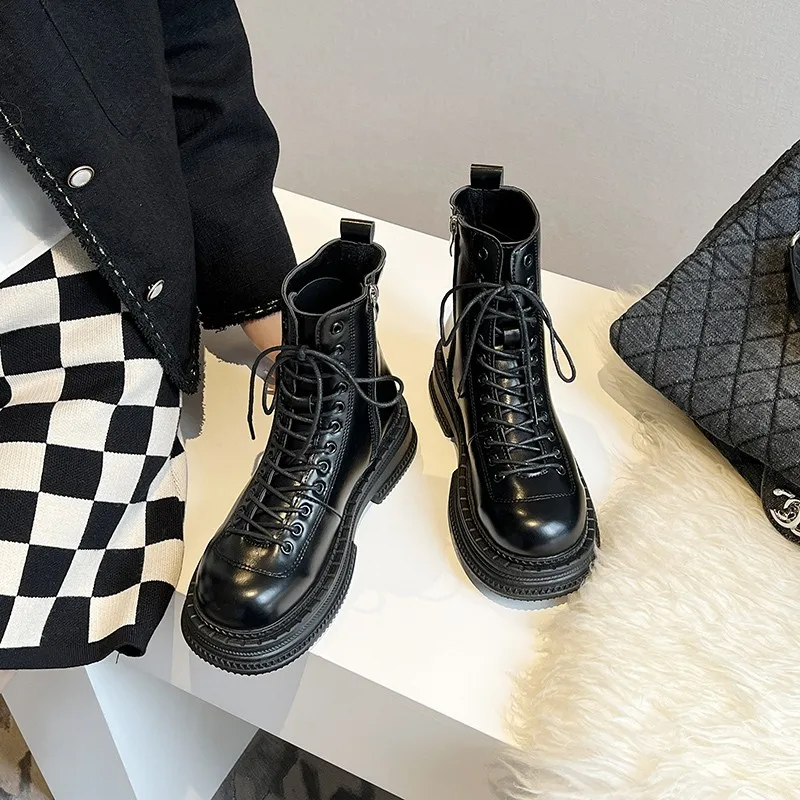 

In Autumn And Winter Of 2020, The New Thick Heel Women's Short Boots With British Style Student Boots.