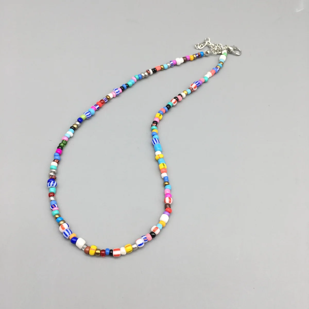Ожерелье-чокер женское разноцветное с бусинами разных размеров | Украшения и