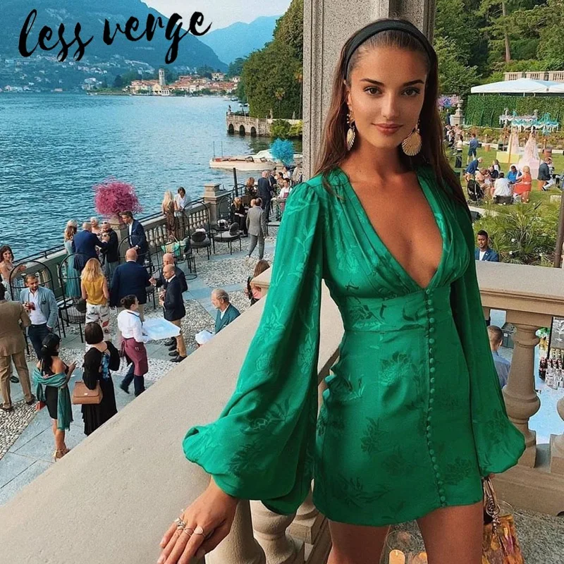 Атласное шелковое Цветочное платье Lessverge с рукавом фонариком зеленое глубоким V