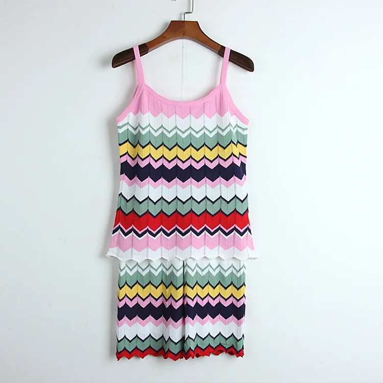 Трикотажный комплект из двух предметов топ с волнистыми полосками на тонких