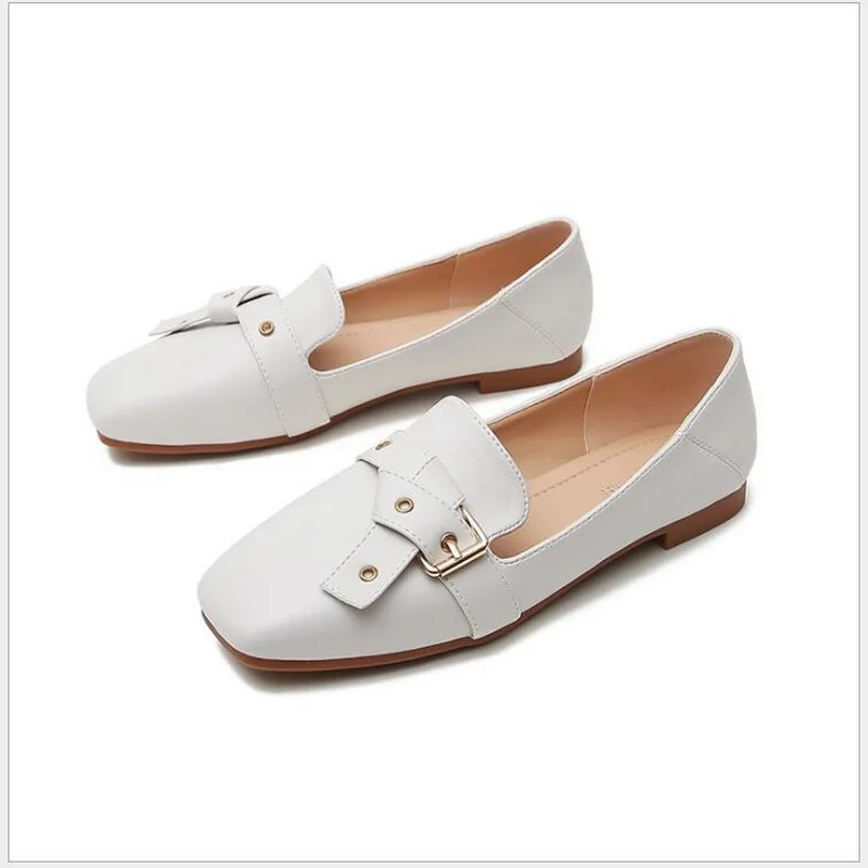 Женские офисные туфли на плоской подошве белые Лоферы без застежки с