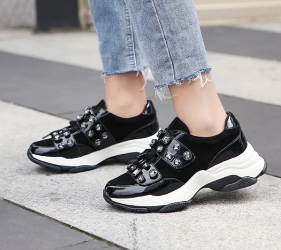 Женские кроссовки из натуральной кожи со стразами и круглым носком повседневная