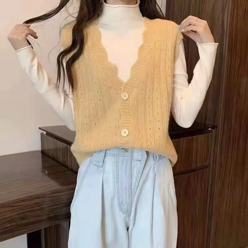 Женский трикотажный жилет однобортный без рукавов с V-образным вырезом в