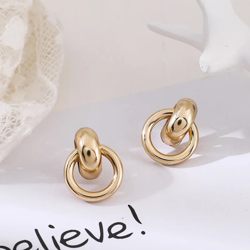 Геометрические металлические серьги в европейском и американском стиле