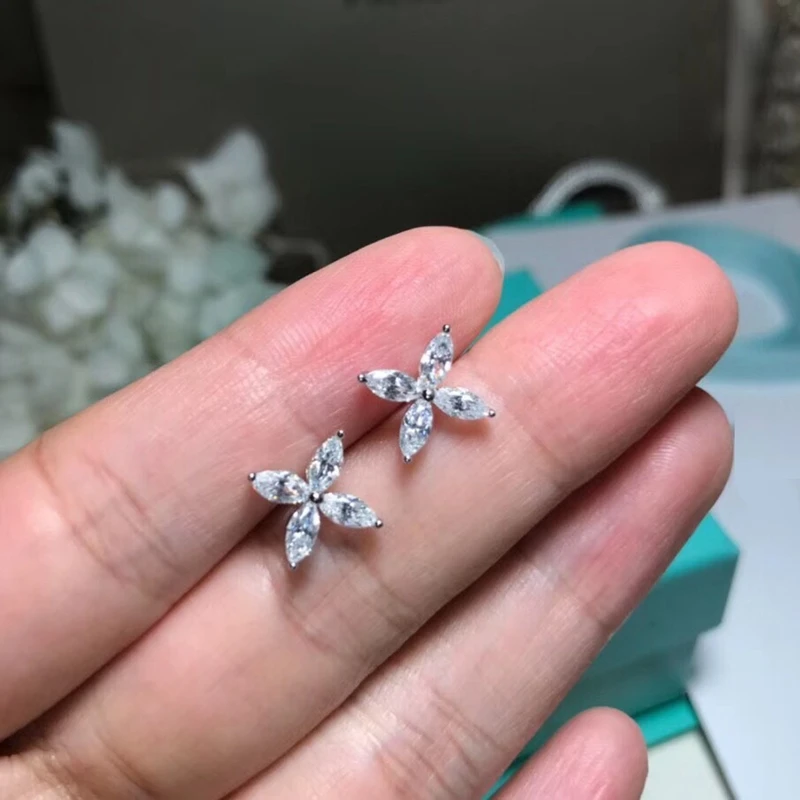 Женские классические серьги-гвоздики из серебра 925 пробы с четырьмя лепестками |