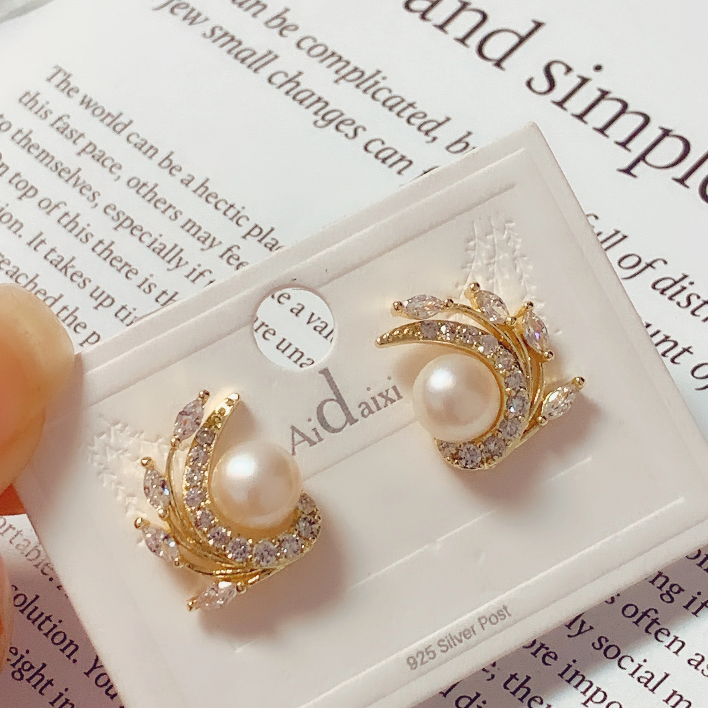 

2021 South Korea new fashion geometric golden zircon earrings temperament sweet natural pearl earrings party ladies jewelry gift