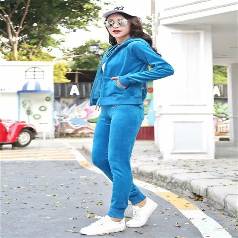 Костюм спортивный женский вельветовый с надписью и воротником-капюшоном на