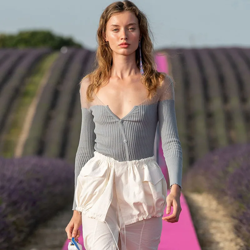 Женская однобортная футболка DEAT контрастных цветов с V образным вырезом и