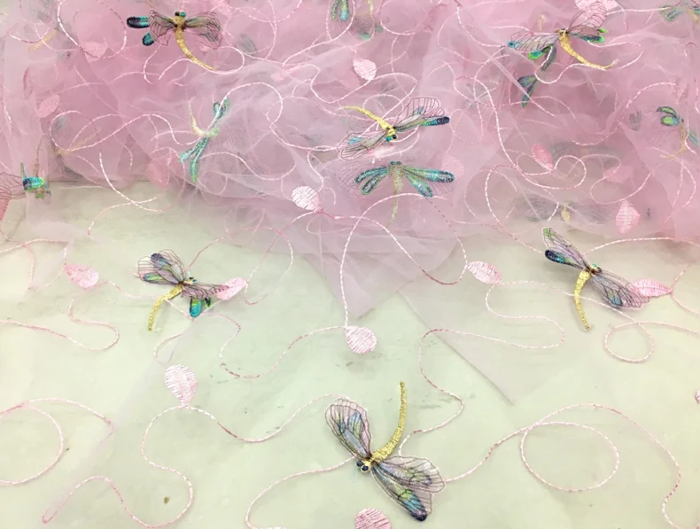 Новые кроссовки с верхом из мягкой сетки украшенным крученой пряжей на вышитая