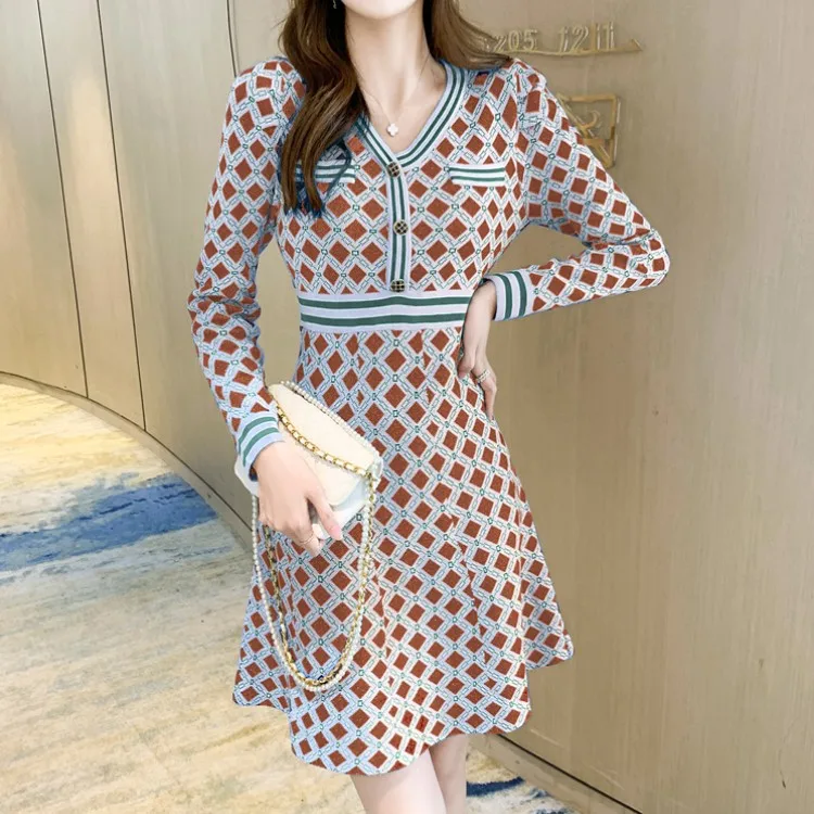 

Женское трикотажное мини-платье в клетку, с V-образным вырезом и длинным рукавом