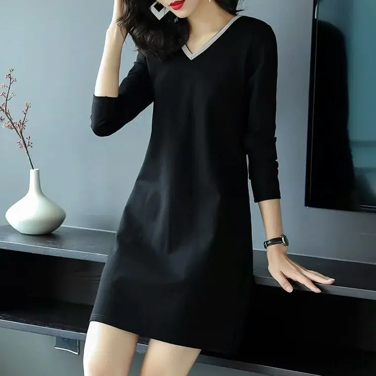 

2020 spring and autumn women's long sleeve V-neck bottoming dress Fashion solid color loose dress