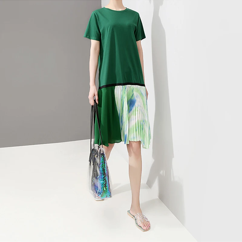 Женское платье составного кроя свободное зеленое до колен с плиссированным