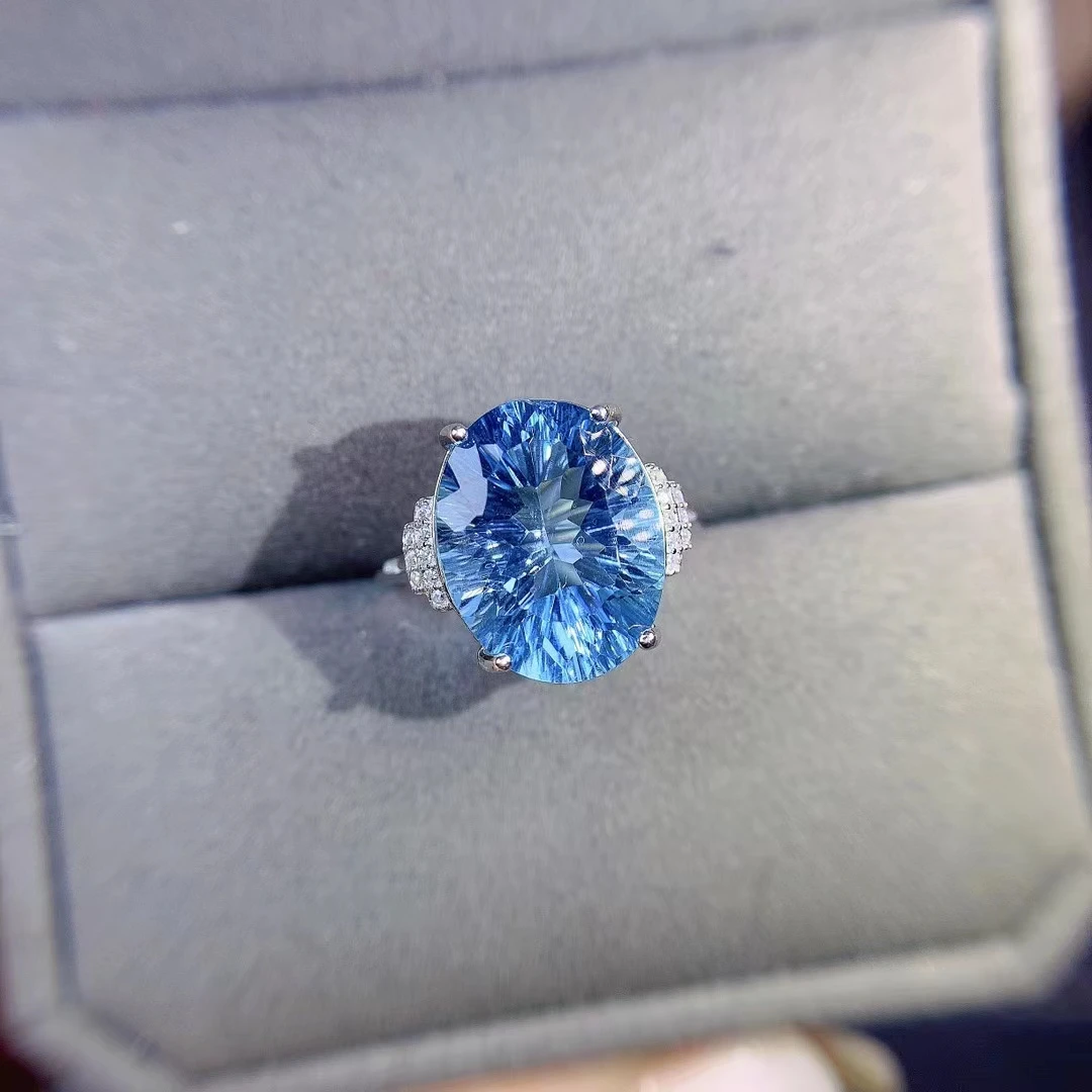 Женское кольцо из серебра 925 пробы с овальным голубым топазом