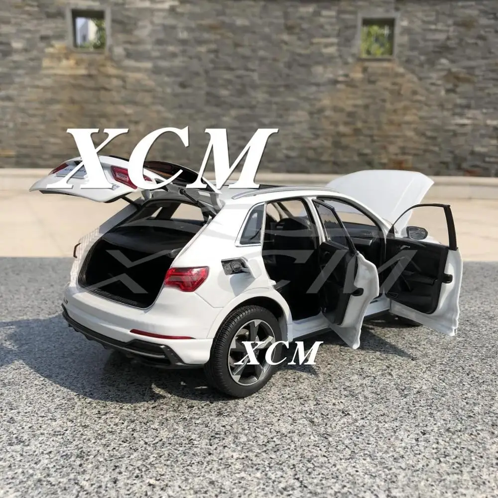 Модель литая автомобиля для всех новых моделей Q3 2019 1:18 (белый) + небольшой