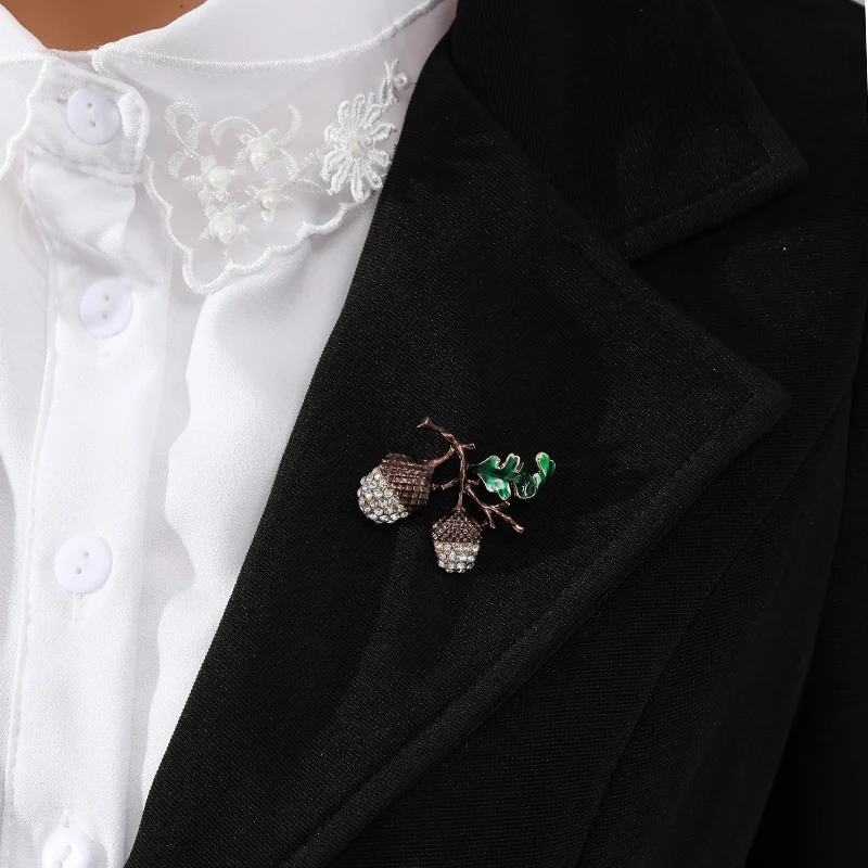 

Cute pine cone autumn plant rhinestone brooch ladies Christmas party gift