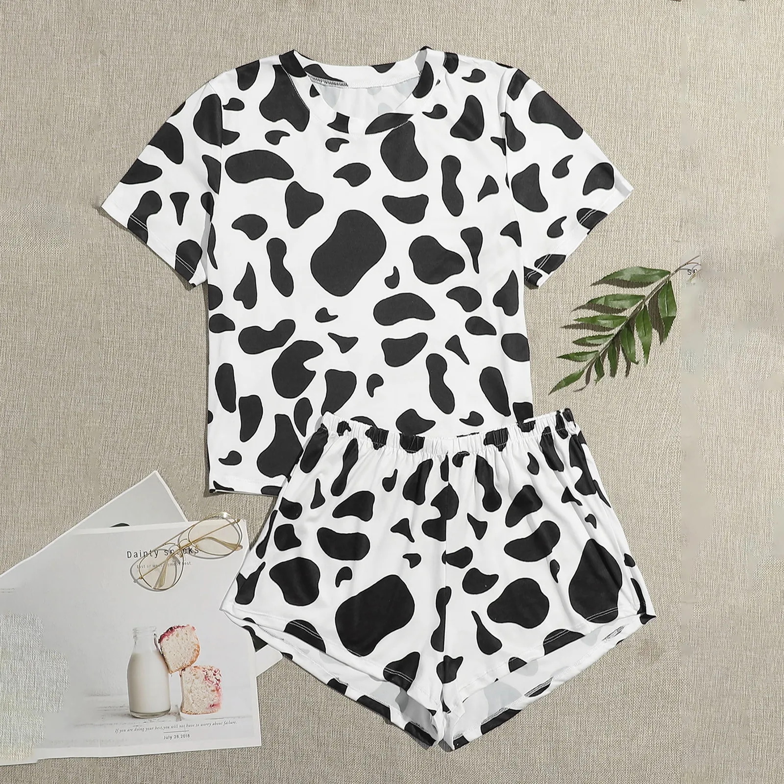 

Cow Print Woman Pajama Sets O-Neck Short Sleeve T-shirts Pullover Tops Shorts Two-piece Sleepwear Set Ladies Casual Pyjama Femme