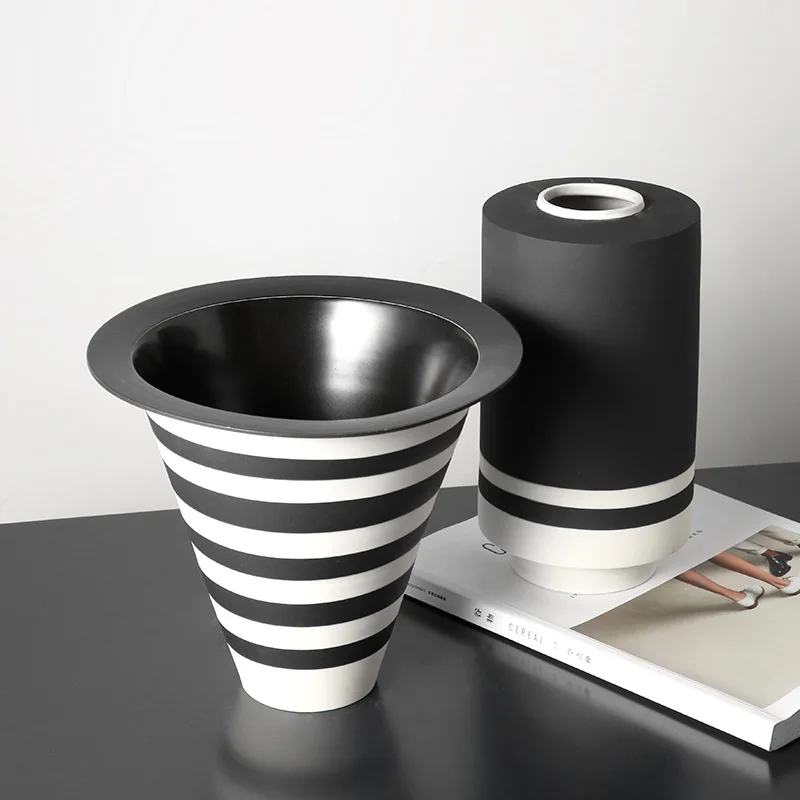 Nordic creative Bauhaus flower designer model room black and white striped vase ceramic combination storage tank decoration | Дом и сад