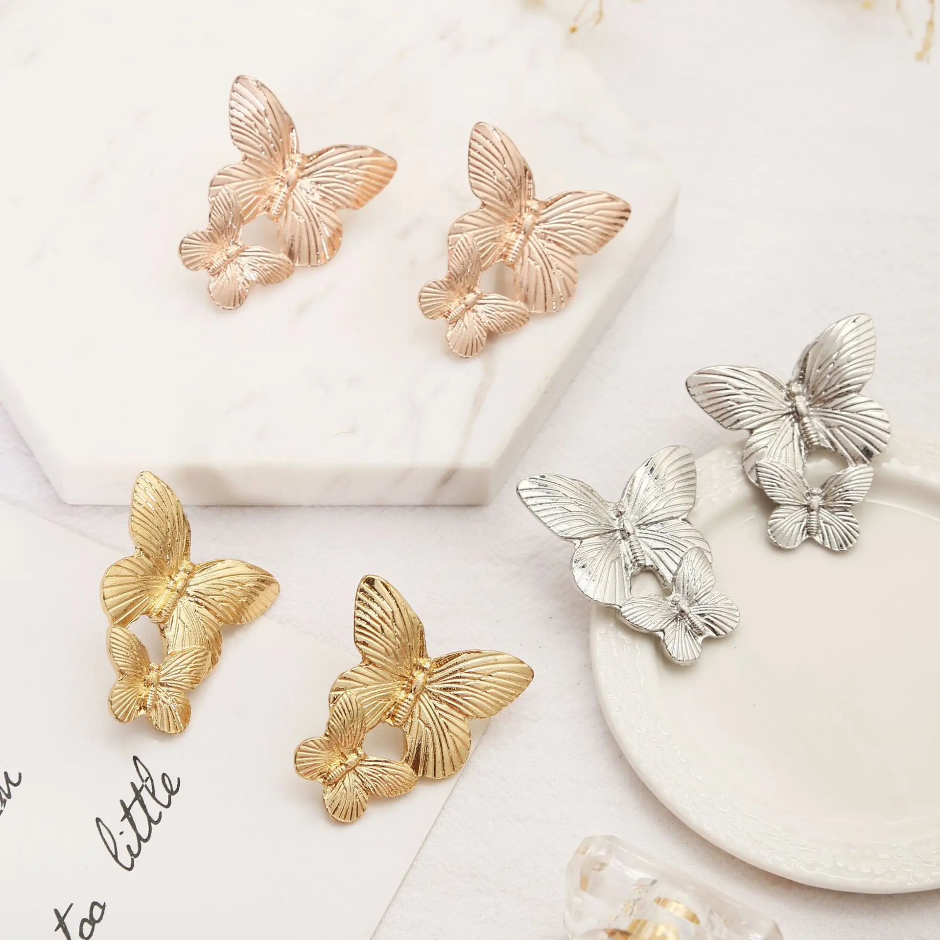 Женские серьги гвоздики в виде бабочки золотистые с большим металлическим