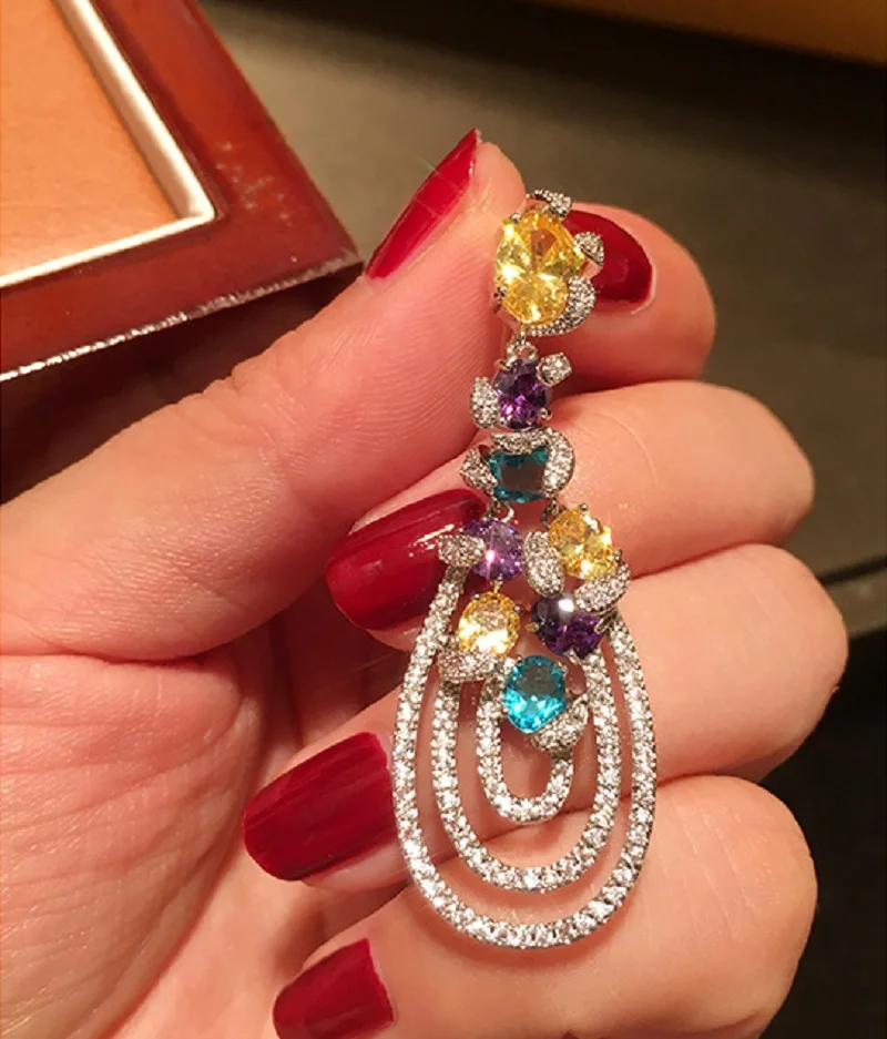 Женские серьги-подвески с инкрустацией из циркона