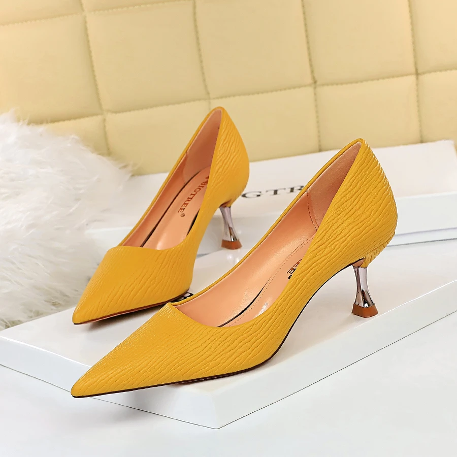 Женские модные туфли лодочки на низком каблуке 6 см Цвет желтый Элегантные