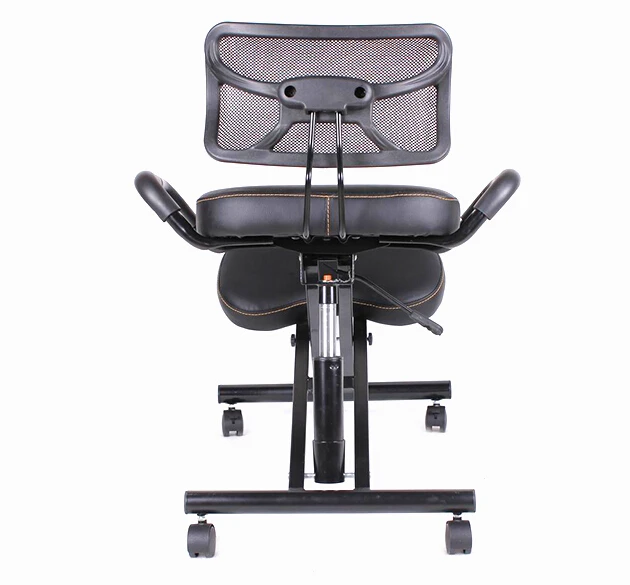 A эргономичный стул на коленях с задней частью и ручкой офисное кресло