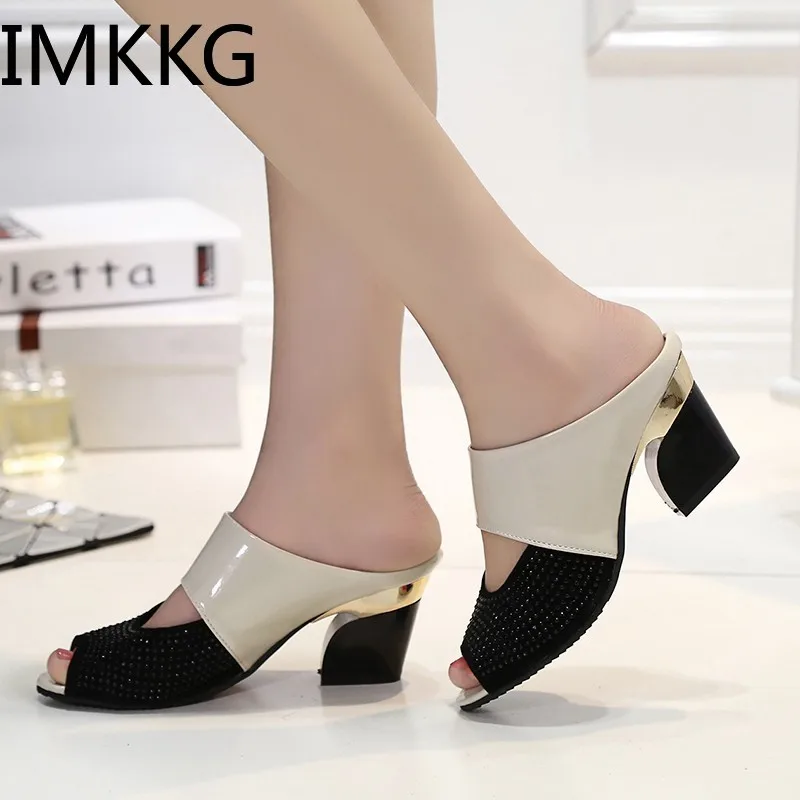 Женские сандалии на квадратном каблуке летние разноцветные модные шлепанцы с