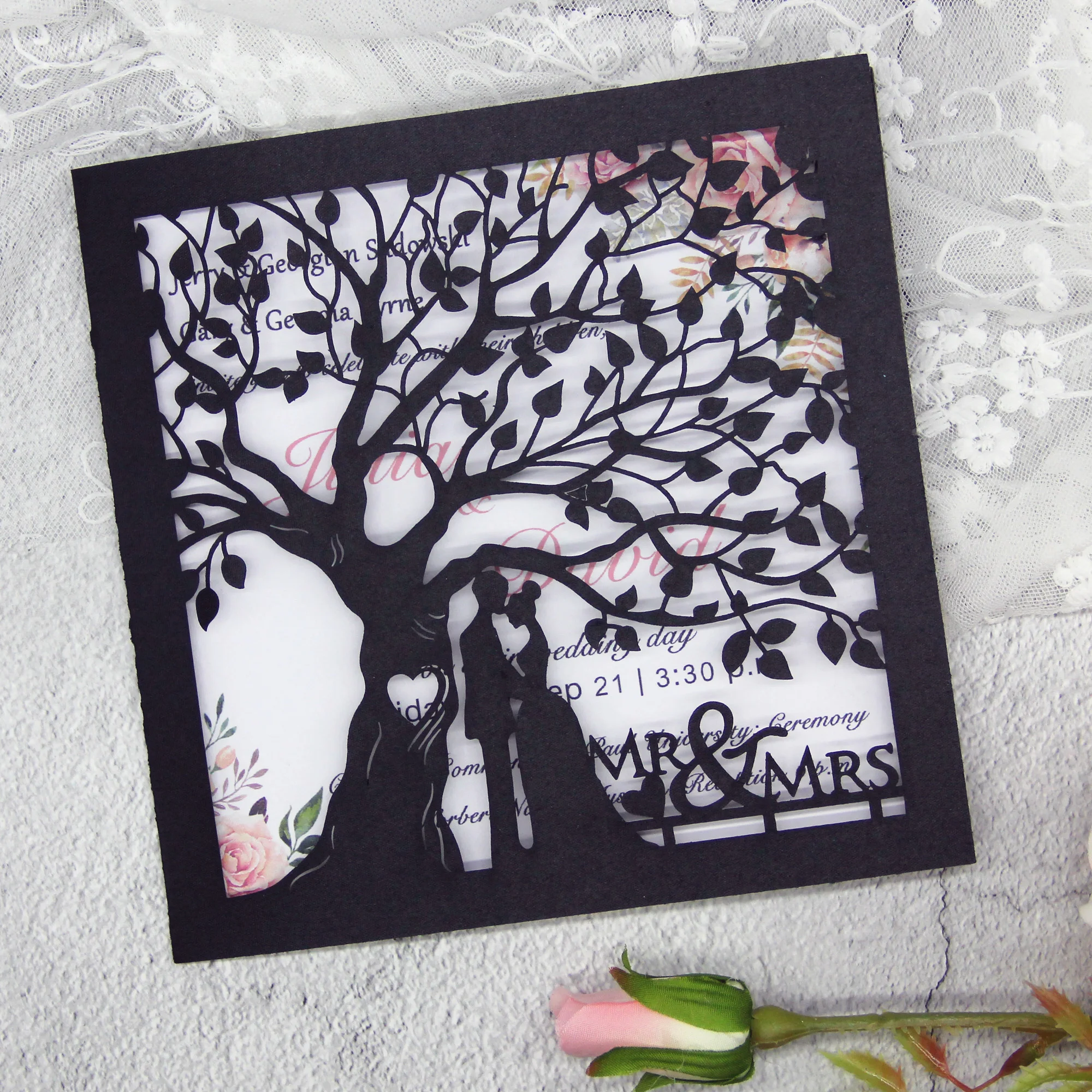 Жених и невеста под деревом элегантная лазерная резка свадебные пригласительные