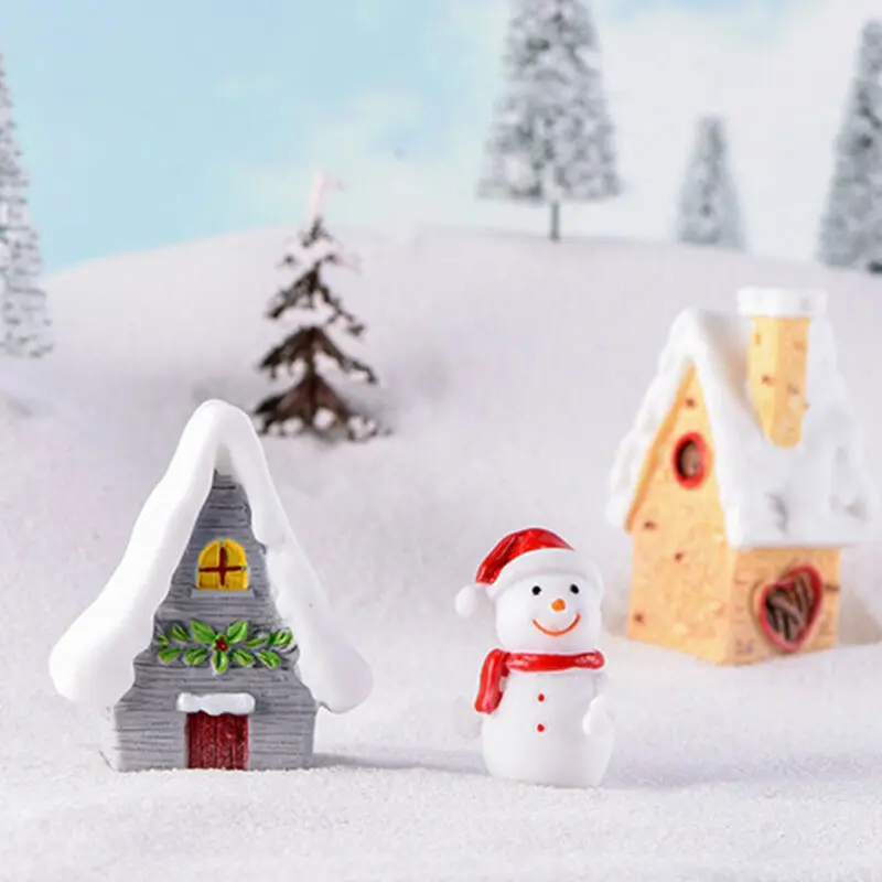 Рождественские украшения для дома крыши которого покрыты снегом подарок | Дом и