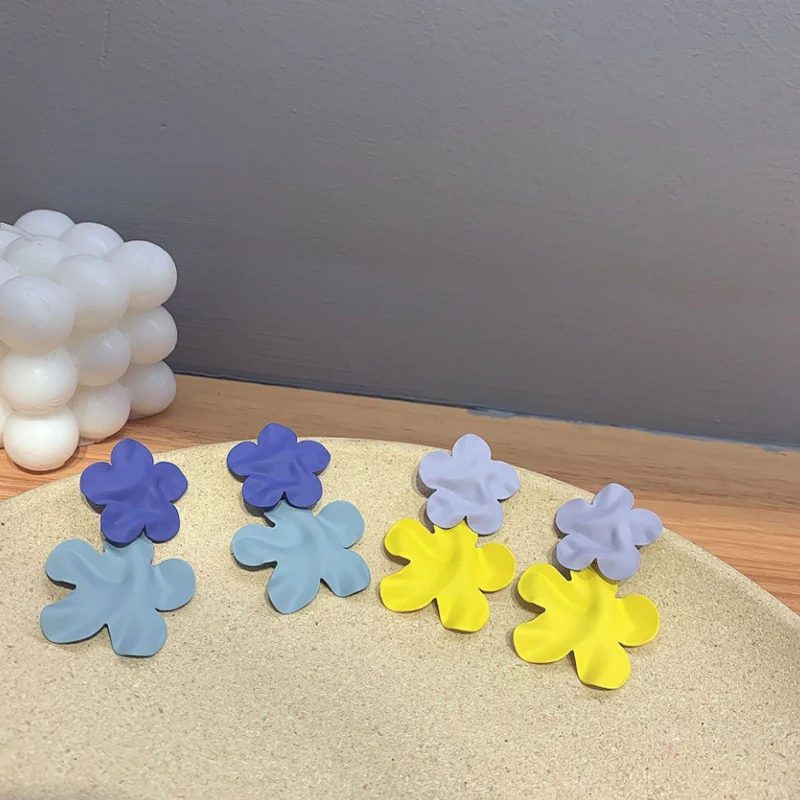 

Новинка 2021, модные милые классические серьги популярных цветов в Корейском стиле, винтажные милые серьги из смолы с матовым цветком для жен...