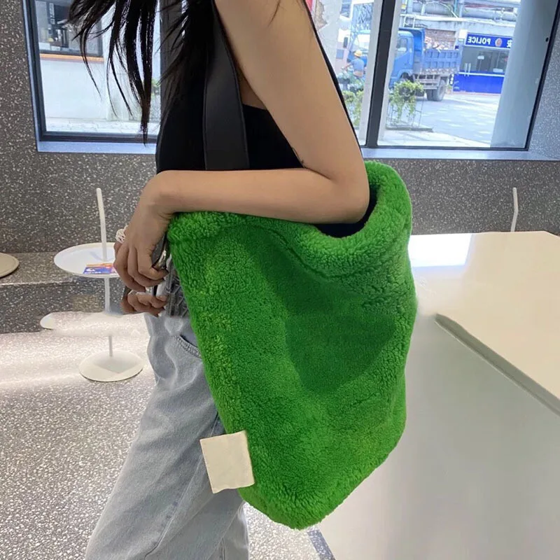 

Brands Plush Big Tote Women Shoulder Bag Designer Large Capacity Faux Fur Crossbody Bag Winter Bucket Bags for Women 2021 INS