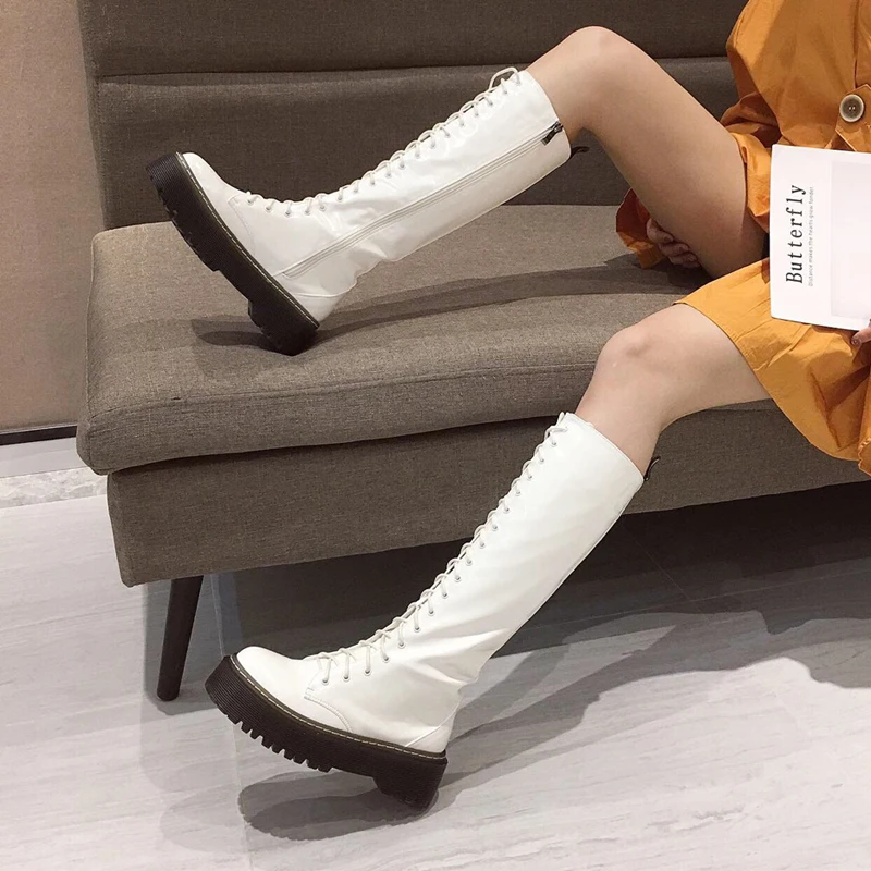 Женские высокие сапоги до колена с круглым носком; ботинки «Martens» в байкерском стиле; обувь для верховой езды на шнуровке; обувь на платформе с боковой молнией; Повседневная шикарная зимняя обувь; большие размеры