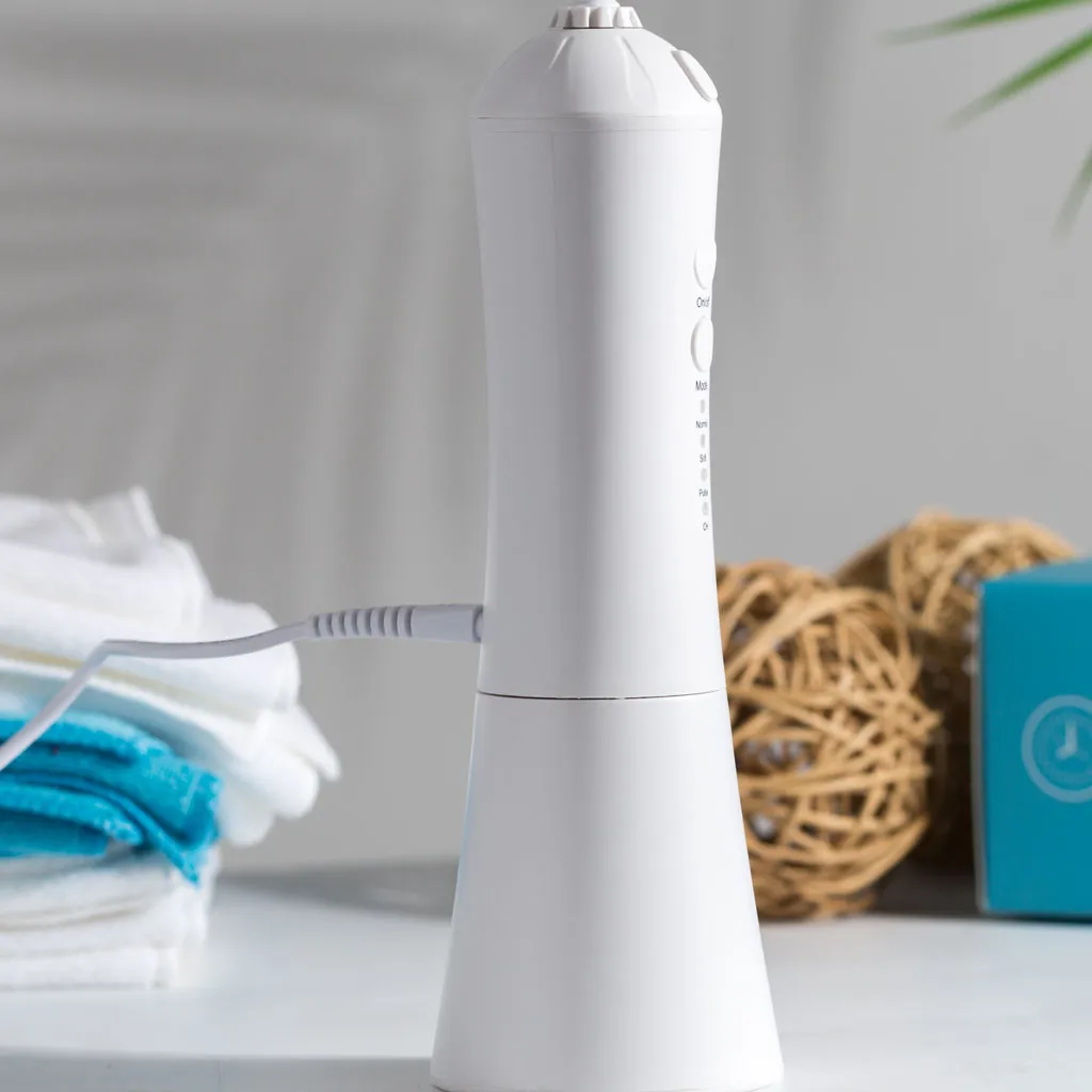 Электрическая машинка для чистки зубов с красными зубьями портативная машина