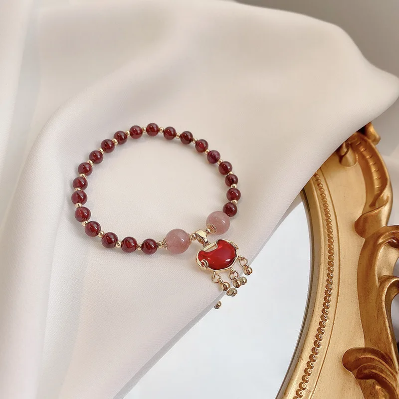 Браслеты в этническом стиле с бусинами из натурального красного граната и форме