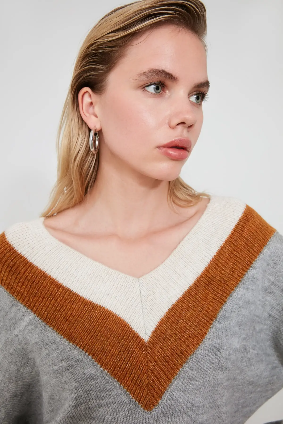 

Trendyol V Collar Knitwear Sweater TWOAW21KZ0006