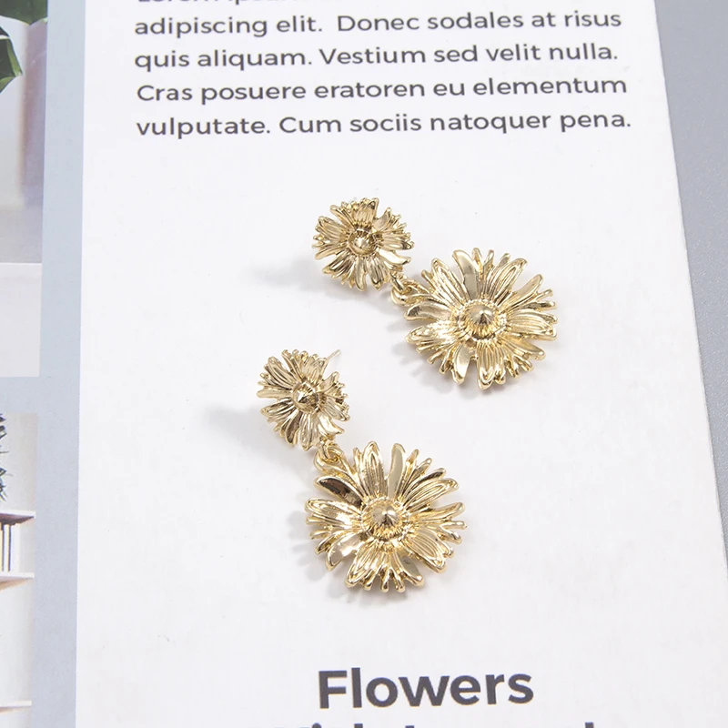 Женские серьги подвески с золотистым цветком металлические в стиле ретро