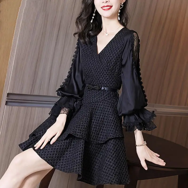 

Autumn and winter Hepburn style small black dress French minority waist slim V-neck Lace Ruffle A-line dress