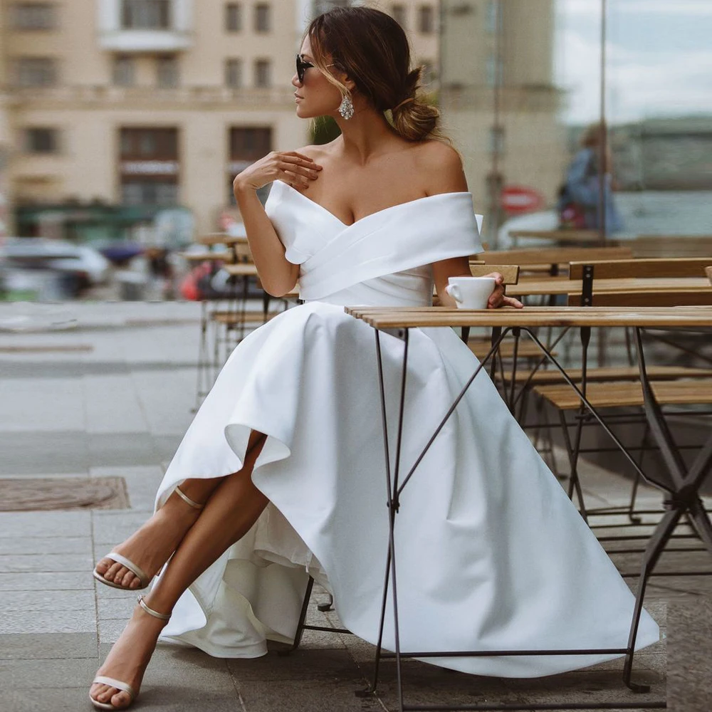 Короткое свадебное платье белого цвета/цвета слоновой кости с открытыми плечами