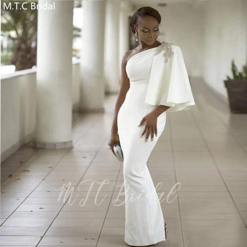 Женское платье на одно плечо с кристаллами |