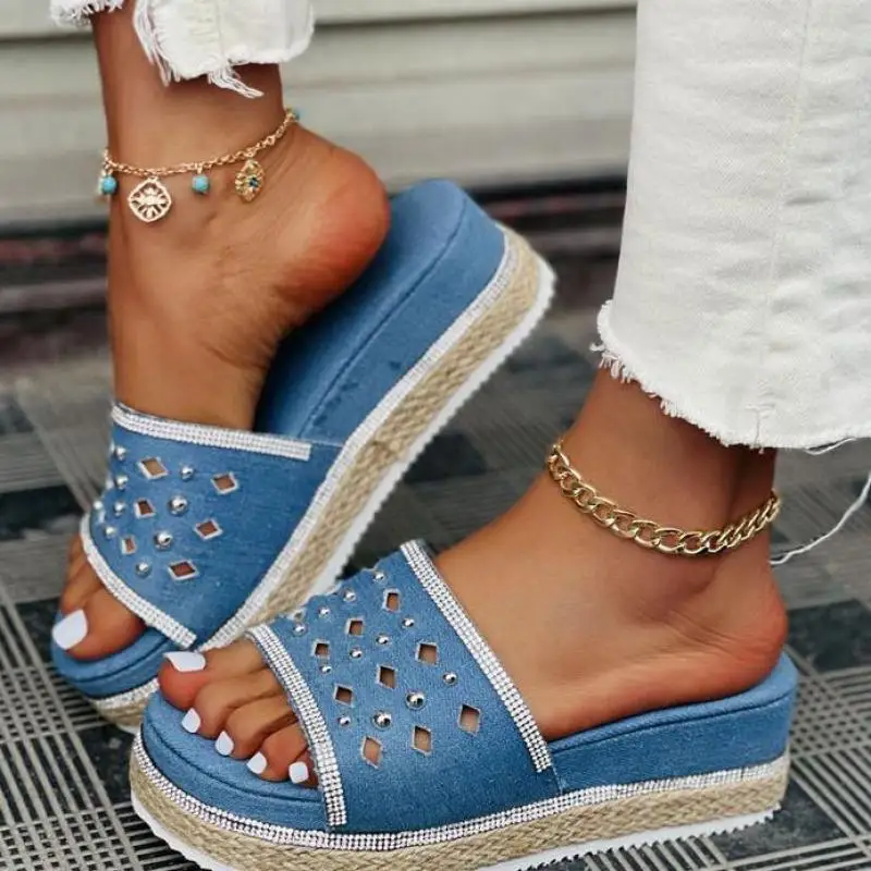 

2021 Women's Slippers Fashion Sandals Simple Vamp Rhinestone Rivets Embellished Fashion Thick-soled Women's Slippers Beach Shoes