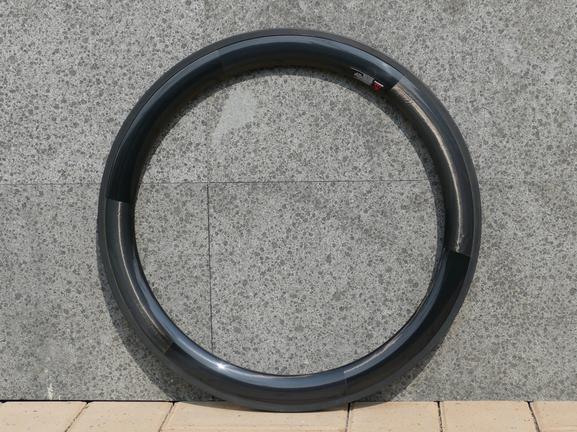 В том числе 1 пара обода полностью карбоновые для шоссейного велосипеда