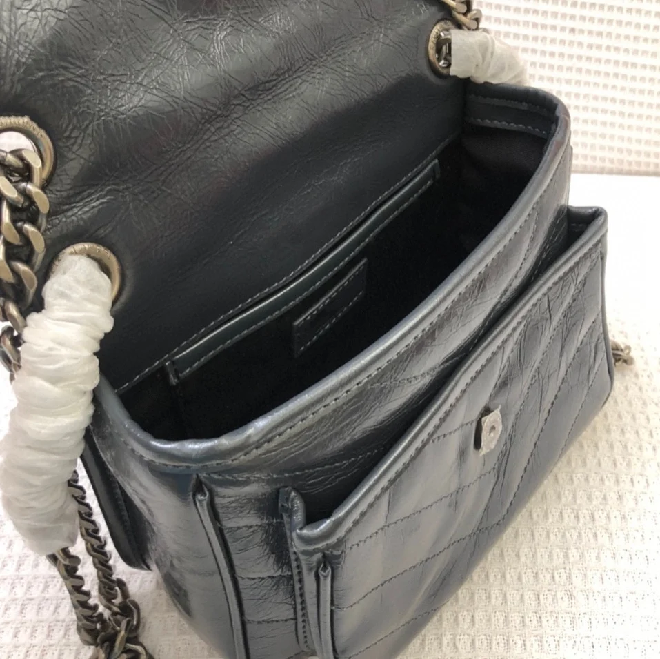 

2021 luxury designer women's V flip shoulder bag chain strap messenger bag soft calf leather European brand